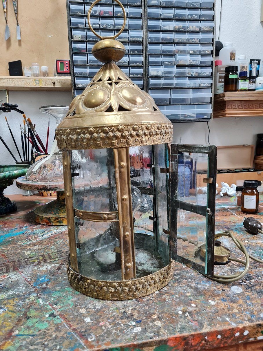 Kunstobjekte aus Messing mit mehreren Bruchstellen sind fachmännisch restauriert. Bruchstellen wurden verschweißt, Nähte bearbeitet und patiniert.