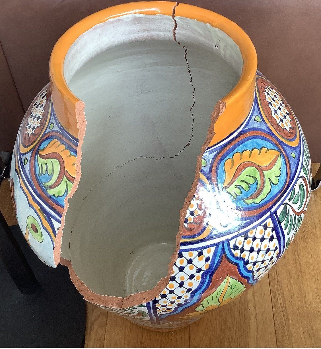 Die Vase aus Ton war in vielen Teilen zerbrochen und noch schlimmer mit einigen Rissen stark beschädigt. Die Schweben wurden sorgfältig zusammengeklebt. Risse wurde alle mit Spezialkleber verstärkt. Alle Beschädigungen haben wir bemalt. Nach der Restauration sind keinerlei Beschädigungen sichtbar.
