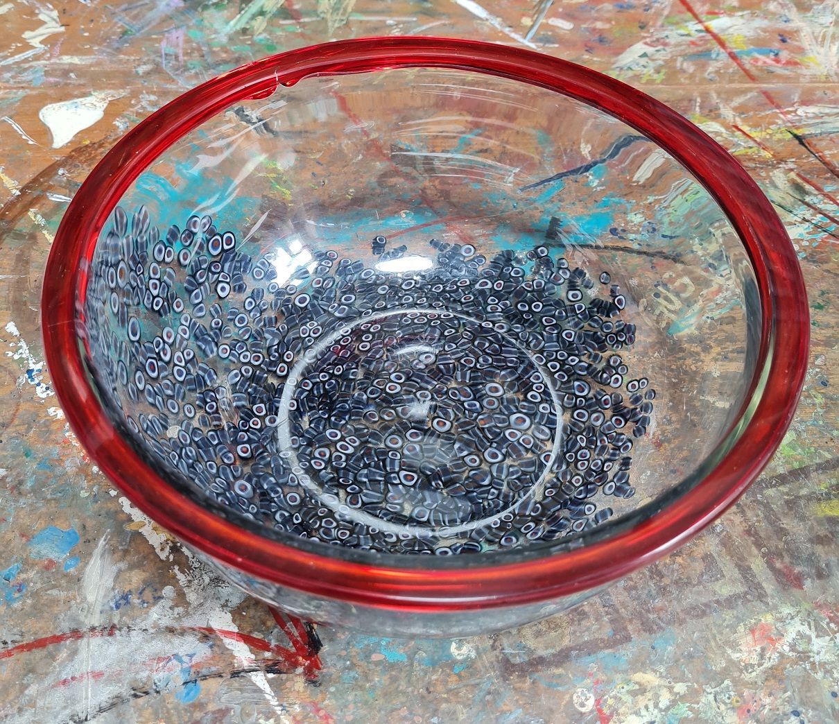 Restauration von einer Murano Glasschale. Murano Glasschale zerbrochen. Gründliche Reinigung der Glasschale. Zusammenfügen und verkleben der Bruchstellen. Ergänzung der Fehlstellen mit Spezial-Masse. Überarbeiten und polieren der Fugen.