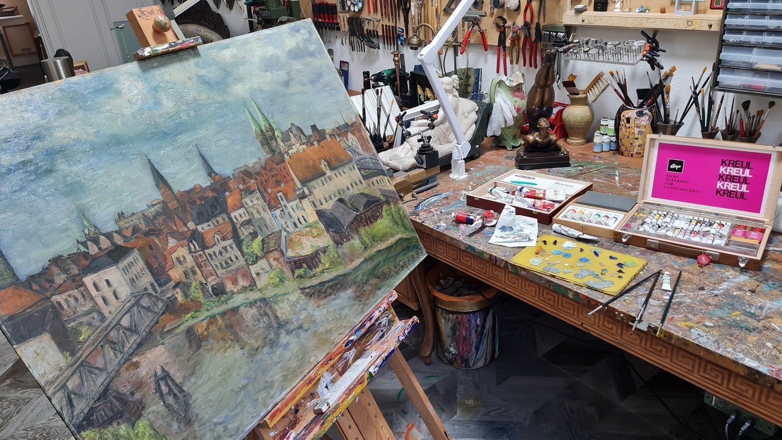 Dublieren der Leinwand und Erneuerung des Keilrahmens. Spachteln und retuschieren der Farbschäden. Reinigung und Oberflächenschutz mit Firnis von einem Ölgemälde.