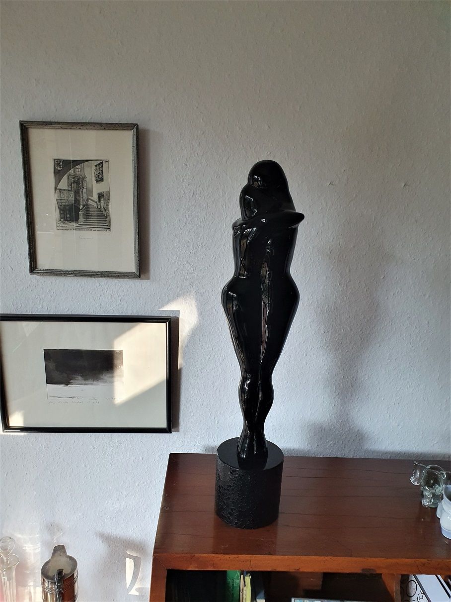 Reparatur von Muranoglas-Figur war durch einen Sturz an ihrer empfindlichsten, schmalsten Stelle durchgebrochen und das Glas teilweise abgesplittert.