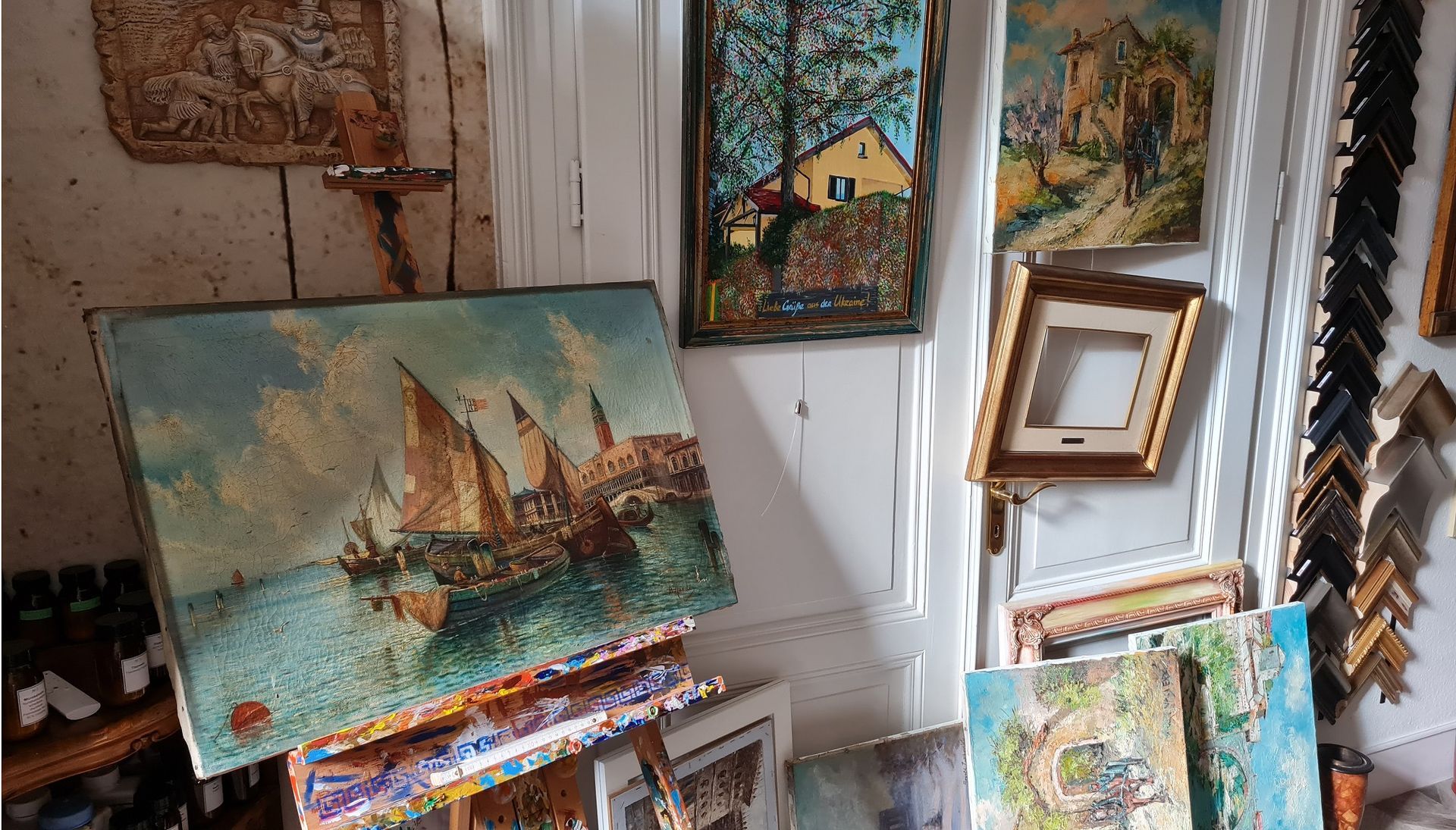 Dublieren der Leinwand und Erneuerung des Keilrahmens. Spachteln und retuschieren der Farbschäden. Reinigung und Oberflächenschutz mit Firnis von einem Ölgemälde.