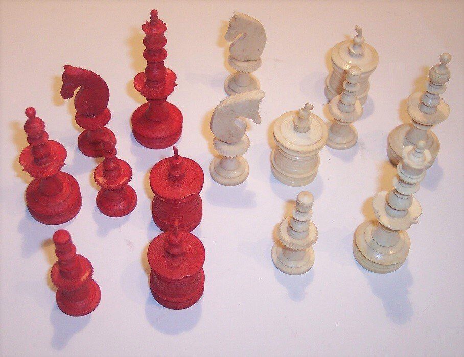 Restauration/Reparatur von Elfenbein. Atelier Elfenbein. Kleben von Brüchen an Elfenbein . Neubemalung von Elfenbein. Oberflächenüberarbeitung Elfenbein. Schachfiguren 18. Jahrhundert Großbritannien restaurieren