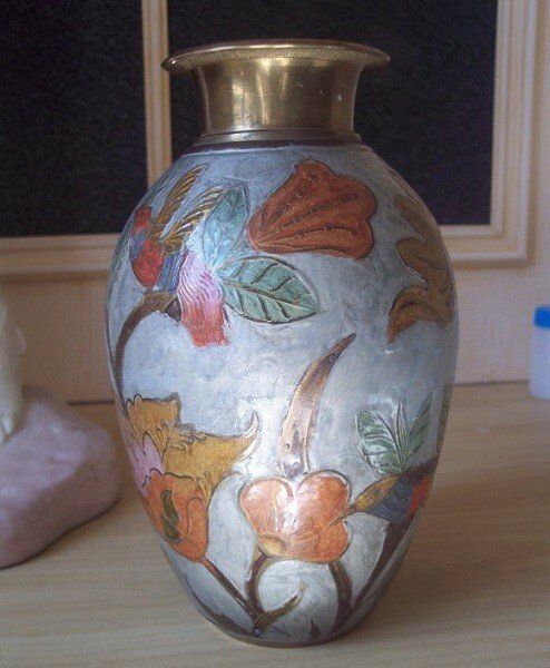 Messingvase mit Blumen, Messingvase bunt