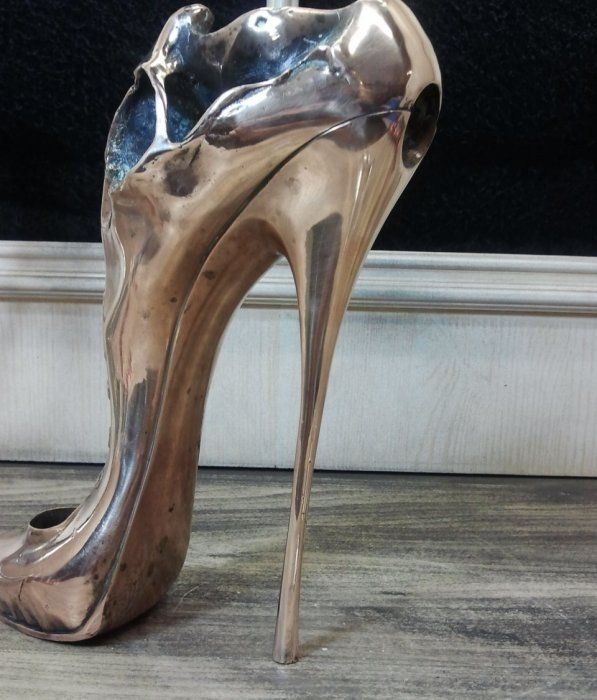 Bronzeskulptur high heels,