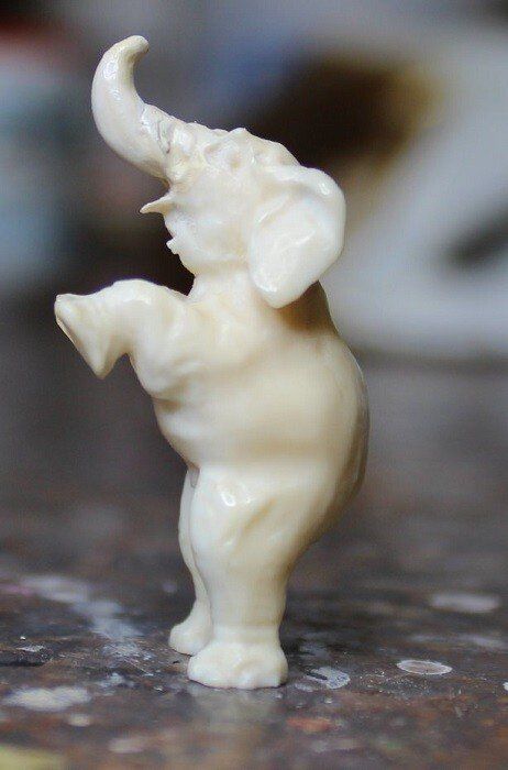 Elfenbeinelefant, Elefant aus Elfenbein, kleine Elefanten, kleiner Junge aus Elfenbein