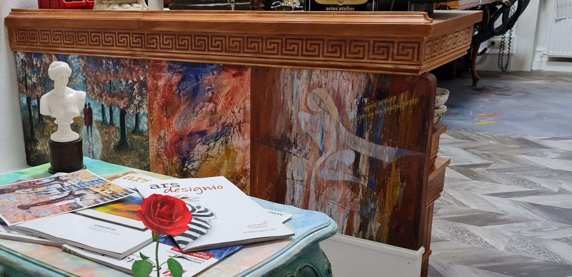 Der Lampensockel aus Zinn (ursprünglich bronziert) war sehr stark korrodiert. Dieser wurde mittels Kugelstrahlen gereinigt, feingeschliffen, neu bronziert und patiniert.  Riss in Keramikkorpus dauerhaft gefüllt, Fuge überarbeitet und bemalt  Lampenfassungen, Verkabelung, Stecker und Lichtschalter erneuert.