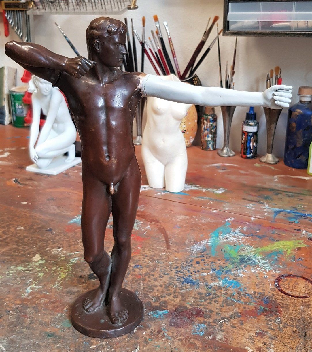 Restaurierung von Figuren aus Bronze, Rekonstruktion von Fehlteilen in Wachsschmelzverfahren, Herstellung von Sockel für Bronzefiguren, Konservierung von Bronzeobjekten, Patinieren von Messing in Einbrennverfahren, Verschweißen von Bronze, Verlöten von Zinn.