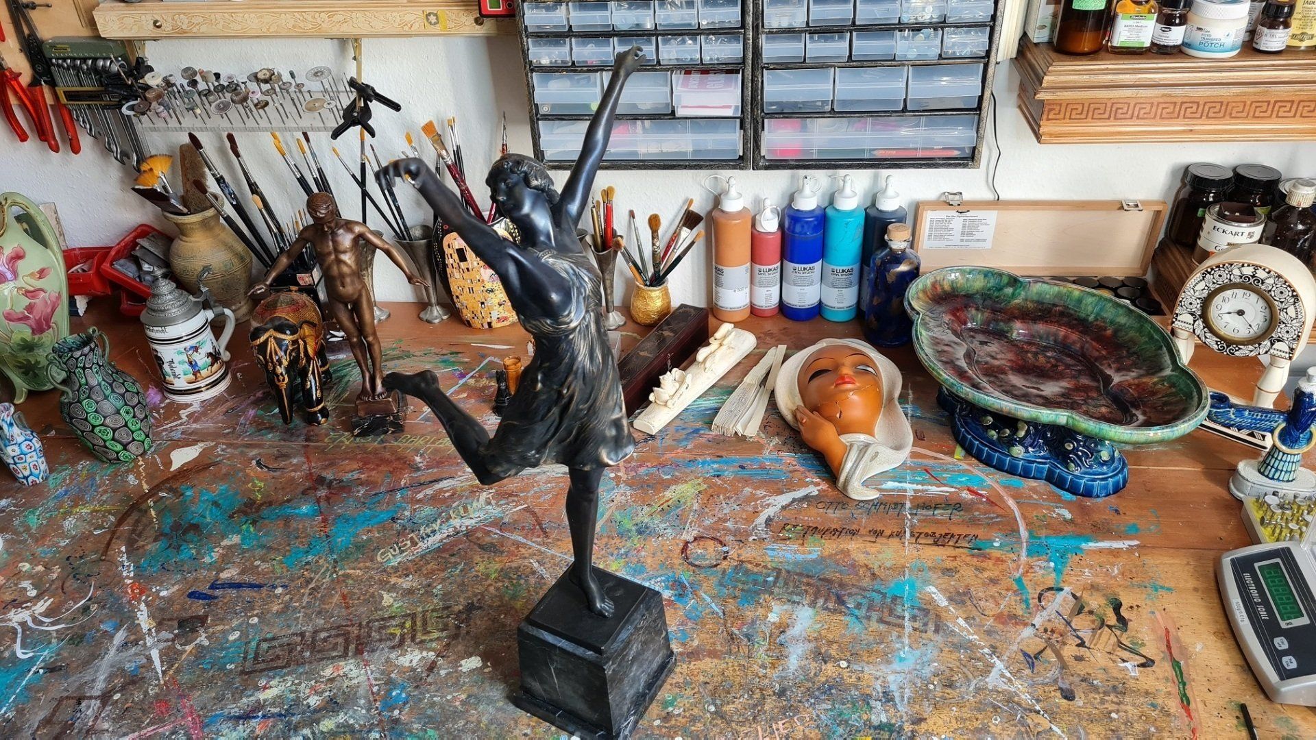 Restauration einer Messingfigur, Ergänzung von einem Arm, Beseitigung von Unebenheiten, polieren der Oberfläche, Gewindebohrungen herstellen.