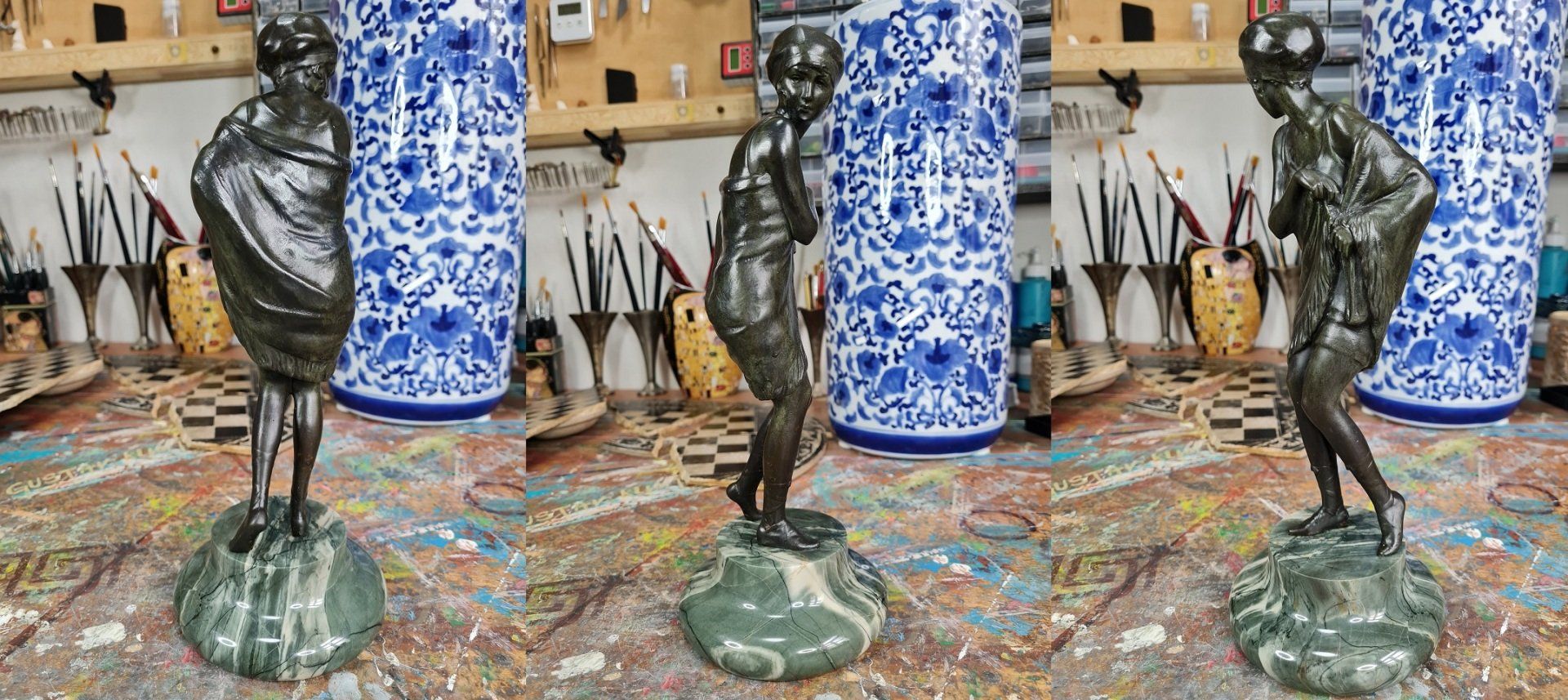 Brunnen mit zwei Bronzefiguren sitzend, eine Bronzefigur mit einem abgebrochenen Bein. Das abgebrochene Bronze-Bein verschweißt, Nahtstelle geschliffen, poliert und patiniert.