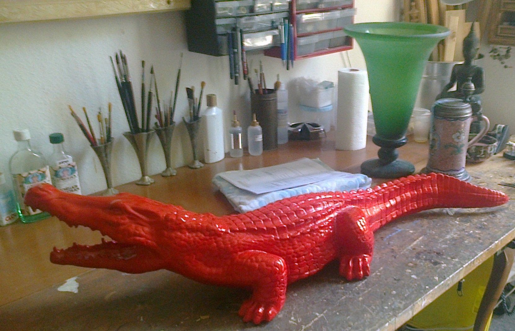 rotes Krokodil, Krokodilfigur aus Kunststoff, rotes Krokodil aus Kunststoff