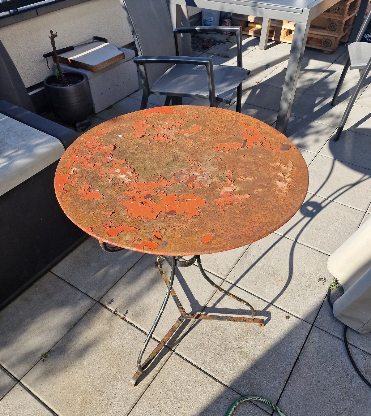 Restauration von einem 100 Jahre alten Gartentisch. Alte Farbe und Rost vom Gartentisch entfernen. Tisch komplett mit wetterbeständigen Farben lackieren.