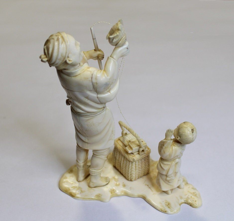 Elfenbeinfigur, Elfenbeinstatue, chinesischer Fischer, kleiner Sohn, beige Figur