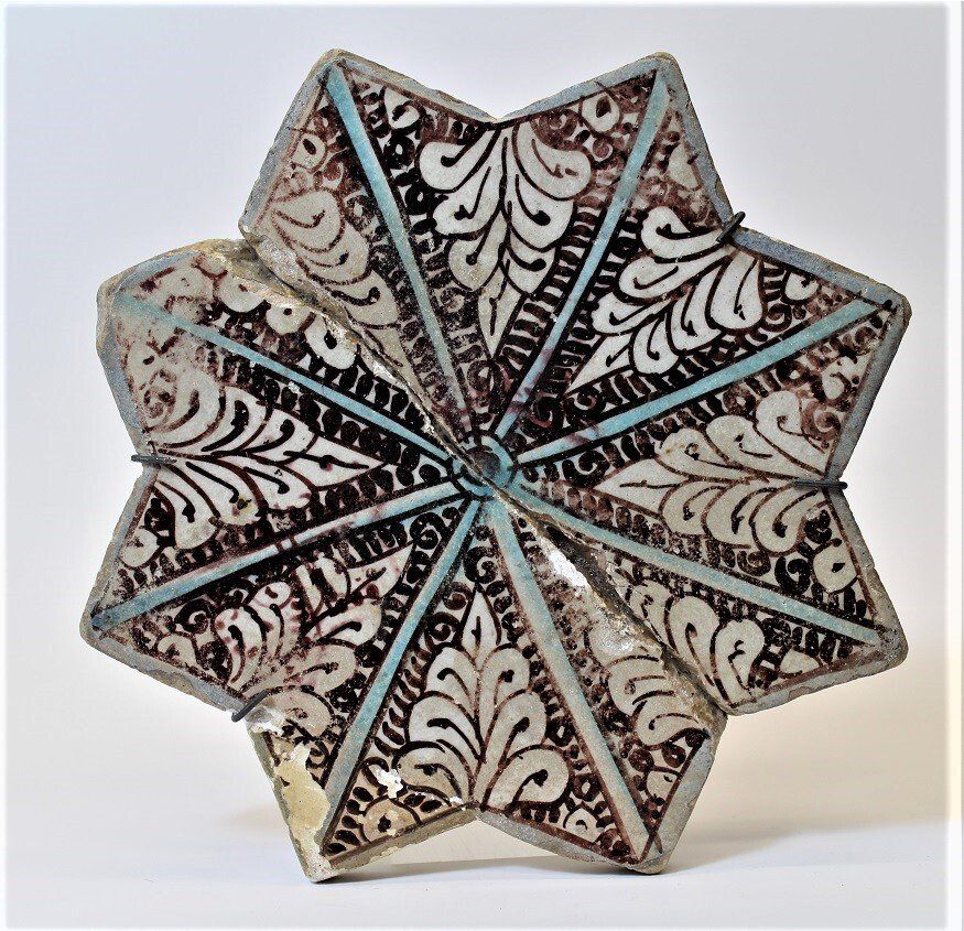 Restauration/Reparatur von Keramik/Keramik Kachel. Ergänzen von Fehlstellen an Keramik.  Überarbeiten der Oberfläche Keramik. Überarbeitung ausgeblasster oder Abgeplatzer Farbe. Füllen von größeren Abplatzungen Keramik. Atelier Keramikrestauration. Arios Atelier, Hessen