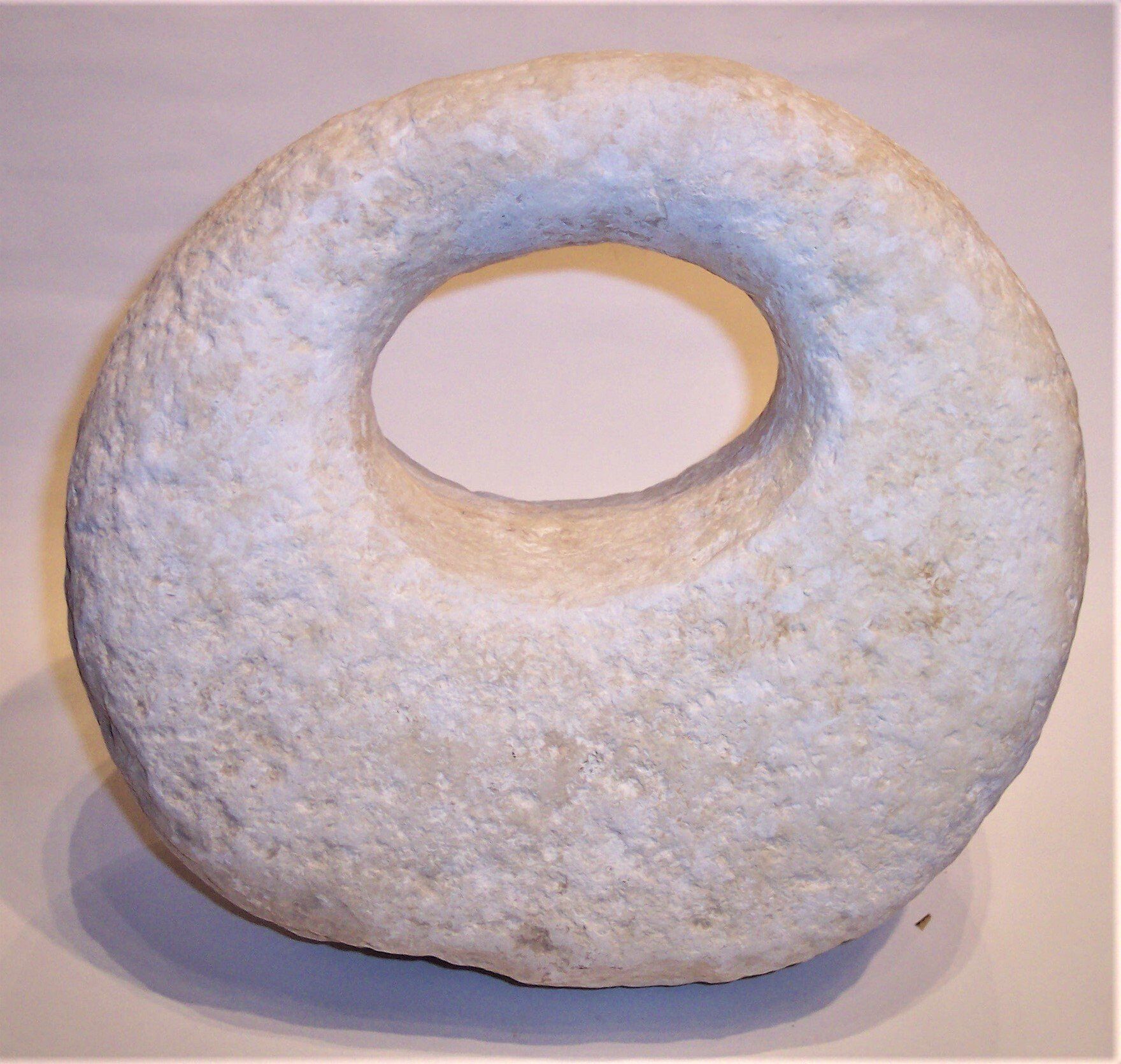 Restauration/Reparatur von Kalkstein. Atelier Kalkstein. Imiation von Oberflächenstruktur und Oberflächenfarbe Kalkstein. Bemlaung von Kalkstein. Kleben zerborchener Teile Kalkstein. Ergänzen von Fehlstellen an Kalkstein ohne Restaurationsspuren.