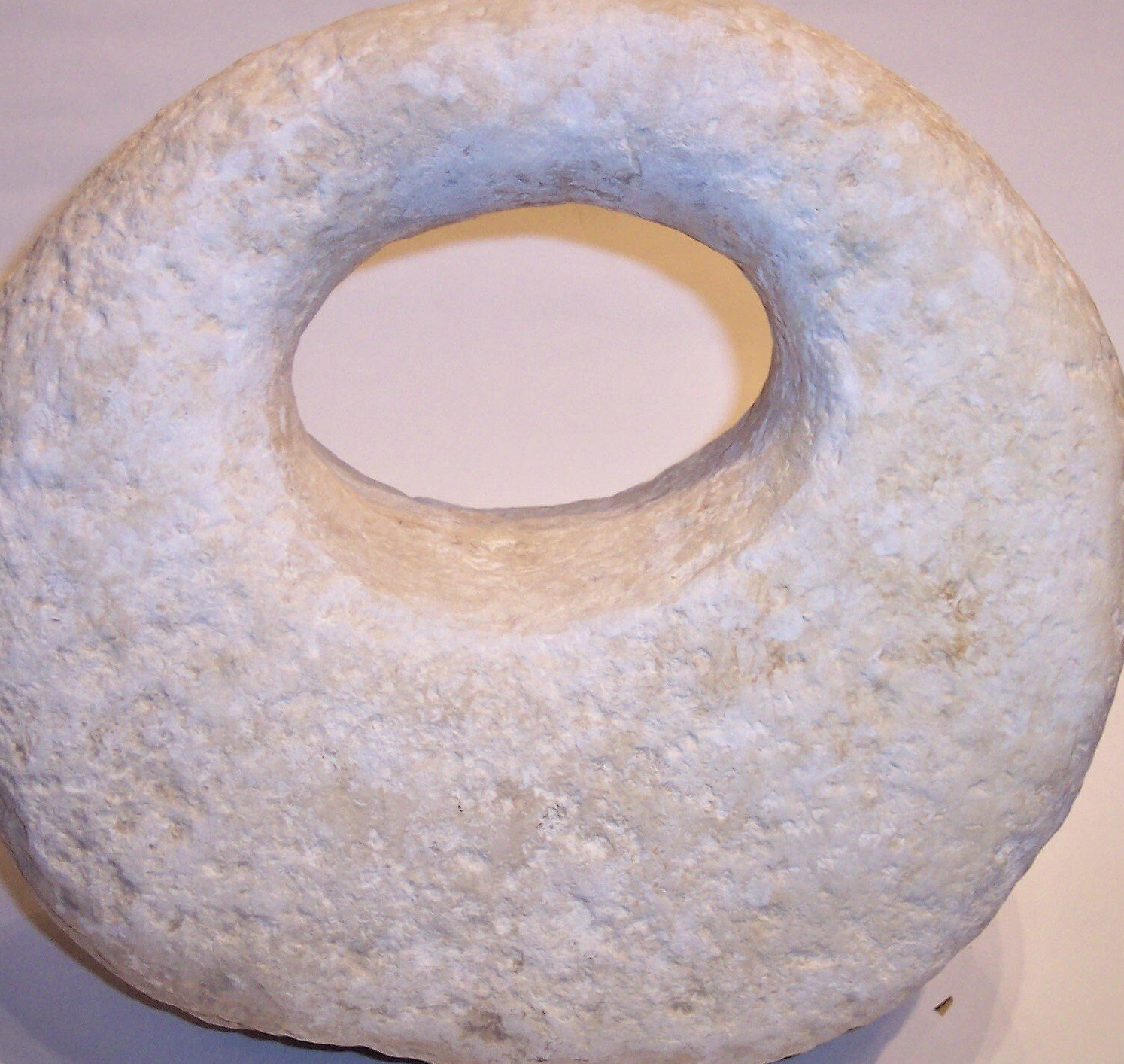 Restauration/Reparatur von Kalkstein. Atelier Kalkstein. Imiation von Oberflächenstruktur und Oberflächenfarbe Kalkstein. Bemlaung von Kalkstein. Kleben zerborchener Teile Kalkstein. Ergänzen von Fehlstellen an Kalkstein ohne Restaurationsspuren.