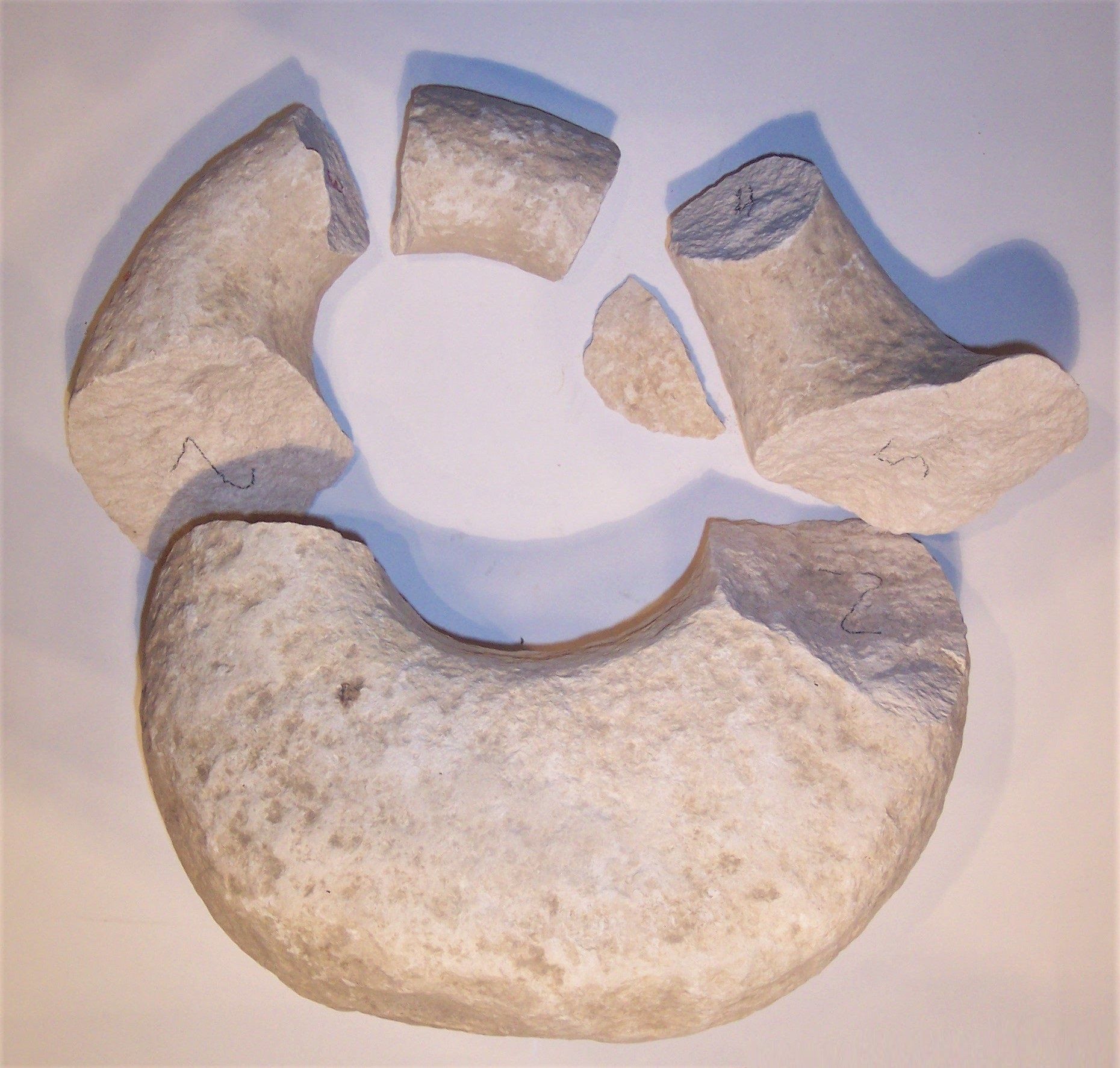 Restauration/Reparatur von Kalkstein. Atelier Kalkstein. Ergänzen von kleinere Splitterfehlstellen die bei Brüchen entstehen Kalkstein. Verwendung hochwertiger Ergänzungsmassen und Klebstoffen Kalkstein. Kleben von Brüchen an Kalkstein.