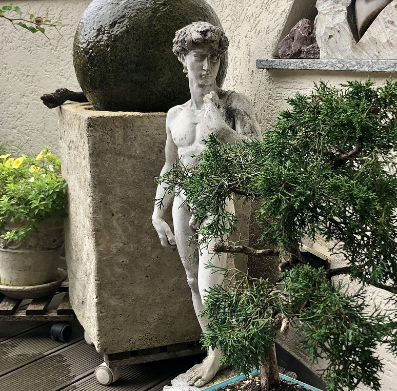 Restauration einer Figur aus Kunststein