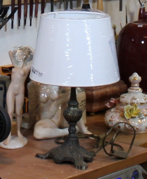 Tischlampe mit weißem Schirm