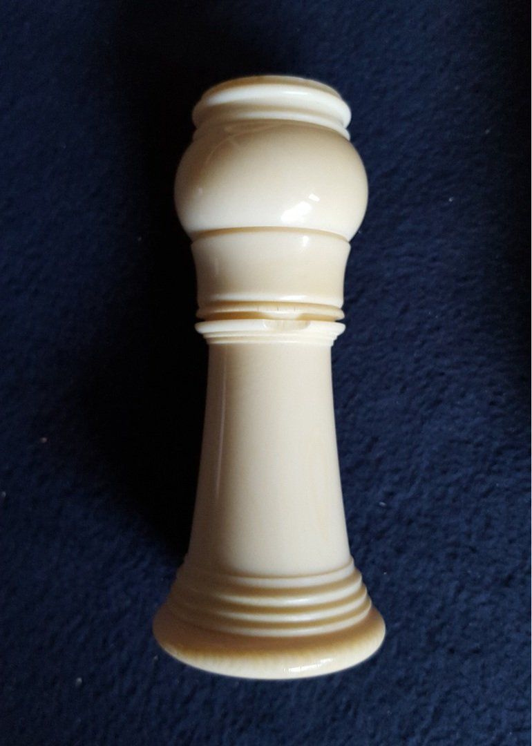 Restauration Blockflöte. Blockflöte kaputt. Fußstück einer Blockflöte.