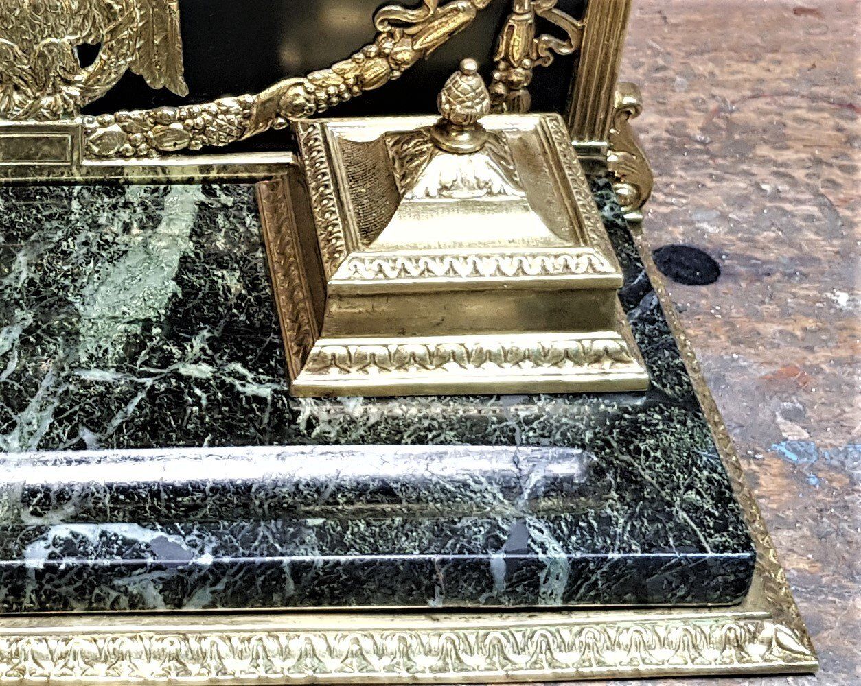 Restaurierung Marmor. Ergänzen von Fehlstellen Marmor. Imitation von Oberflächenfarbe Marmor. Imitation von Oberflächenstruktur Marmor. Kleben von Bruchstellen mit speziellen Klebstoffen Marmor. Atelier Marmor. Schließen von Rissen Marmor.