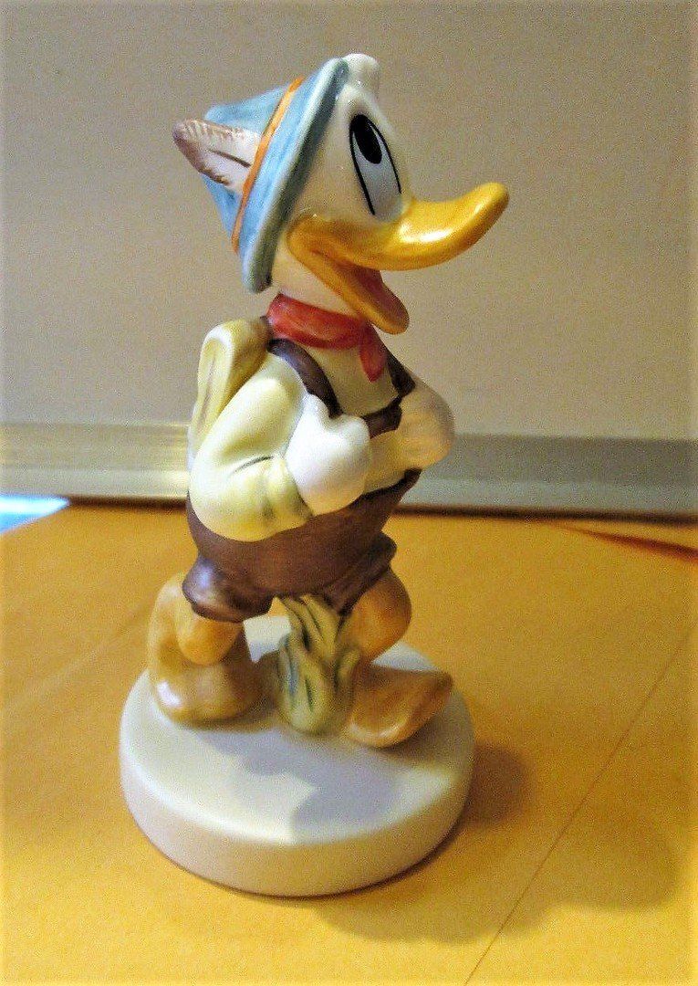 Donald Duck. Restauration einer Figur. Restauration Konstofffigur