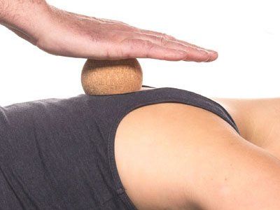 Faszienmassage mit Ball aus Kork mit Ihrem Logo bedruckt