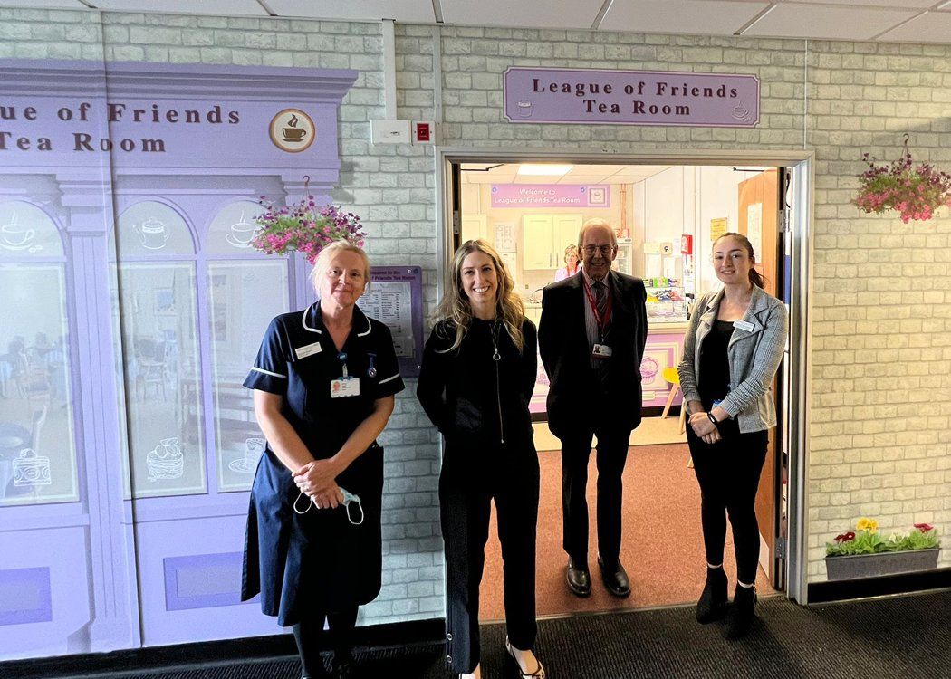 Seeing around: The refreshment room