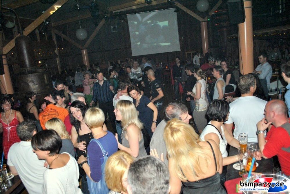 Das Nachtleben in Bad Füssing besteht aus: Tanzen in der Disco oder im Tanzstadl, Cocktails trinken in der Cocktailbar, Weine genießen in der Weinstube oder Vinothek, Open-Air-Veranstaltungen oder Konzerte besuchen in den Kurhäusern. Ebenso können Sie Poker, Roulette in der Bayerischen Spielbank in Bad Füssing spielen oder in eines der beiden Kinos in Bad Füssing gehen.