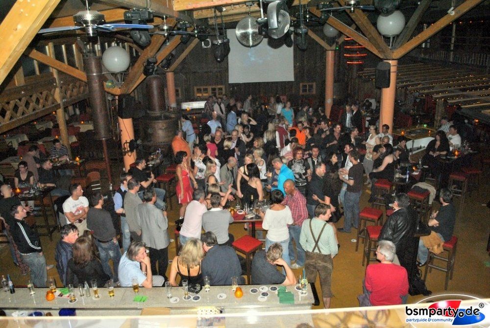 Das Nachtleben in Bad Füssing besteht aus: Tanzen in der Disco oder im Tanzstadl, Cocktails trinken in der Cocktailbar, Weine genießen in der Weinstube oder Vinothek, Open-Air-Veranstaltungen oder Konzerte besuchen in den Kurhäusern. Ebenso können Sie Poker, Roulette in der Bayerischen Spielbank in Bad Füssing spielen oder in eines der beiden Kinos in Bad Füssing gehen.