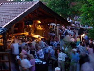 Das Nachtleben in Bad Füssing besteht aus: Tanzen in der Disco oder im Tanzstadl, Cocktails trinken in der Cocktailbar, Weine genießen in der Weinstube oder Vinothek, Open-Air-Veranstaltungen oder Konzerte besuchen in den Kurhäusern. Ebenso können Sie Poker, Roulette in der Bayerischen Spielbank in Bad Füssing spielen oder in eines der beiden Kinos in Bad Füssing gehen.
