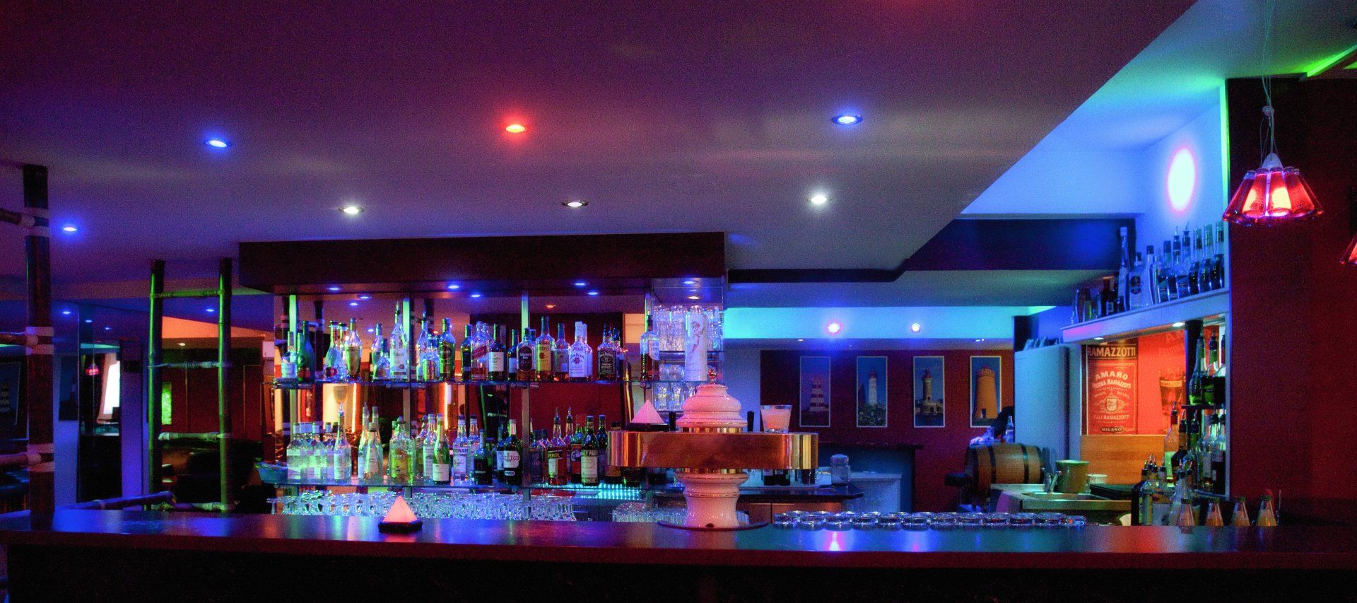 Das Nachtleben in Bad Füssing besteht aus: Tanzen in der Disco oder im Tanzstadl, Cocktails trinken in der Cocktailbar, Weine genießen in der Weinstube oder Vinothek, Open-Air-Veranstaltungen oder Konzerte besuchen in den Kurhäusern. Ebenso können Sie Poker, Roulette in der Bayerischen Spielbank in Bad Füssing spielen oder in eines der beiden Kinos in Bad Füssing gehen.