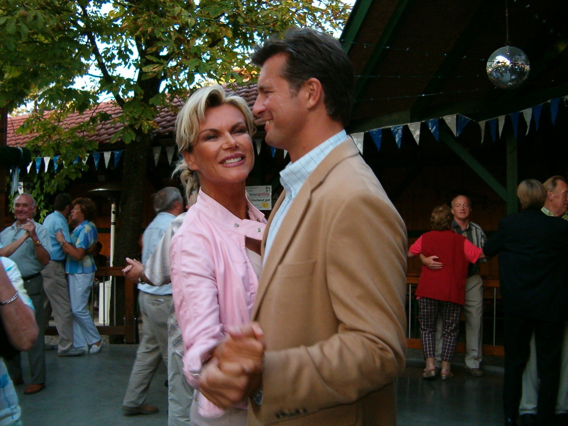 Das Nachtleben in Bad Füssing besteht aus: Tanzen in der Disco oder im Tanzstadl, Cocktails trinken in der Cocktailbar, Weine genießen in der Weinstube oder Vinothek, Open-Air-Veranstaltungen oder Konzerte besuchen in den Kurhäusern. Ebenso können Sie Poker, Roulette in der Bayerischen Spielbank in Bad Füssing spielen oder in eines der beiden Kinos in Bad Füssing gehen.