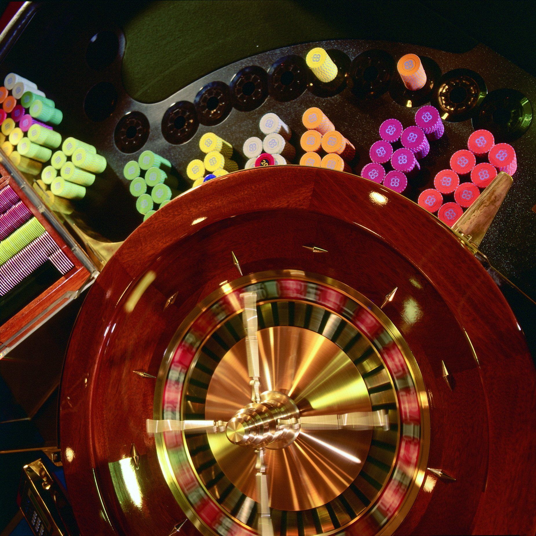 Das Nachtleben in Bad Füssing besteht aus: Tanzen in der Disco oder im Tanzstadl, Cocktails trinken in der Cocktailbar, Weine genießen in der Weinstube oder Vinothek, Open-Air-Veranstaltungen oder Konzerte besuchen in den Kurhäusern. Ebenso können Sie Poker, Roulette in der Bayerischen Spielbank in Bad Füssing spielen oder in eines der beiden Kinos in Bad Füssing gehen.