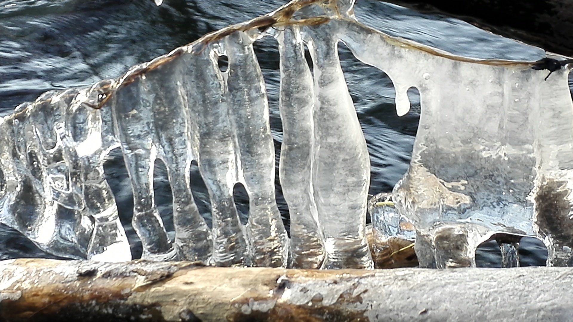 Dissolving Beliefs and self sabotage with wingwave Coach Kirsten Pape online or in person in Cologne Ice over river