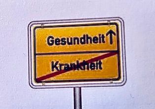 Schild mit Aufschrift von Krankheit zu Gesundheit bei wingwave Coach Köln Kirsten Pape