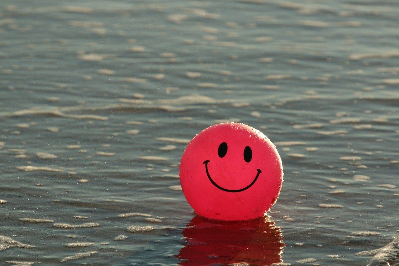 Red Smiley Ball on water at Mental Health Coach Cologne Kirsten Pape