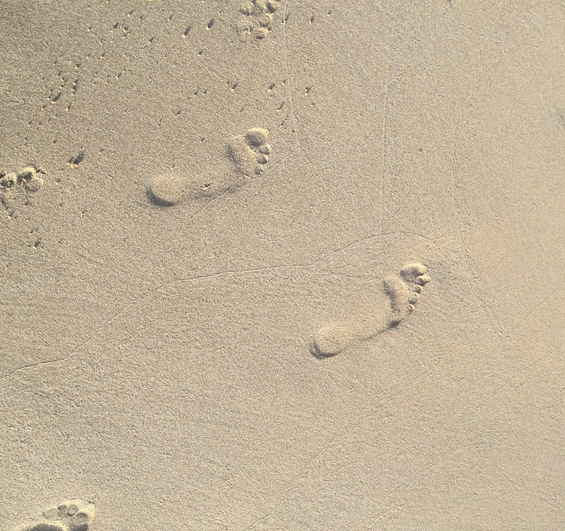 Fußspuren im Sand bei Coaching-Seminar auf Korfu