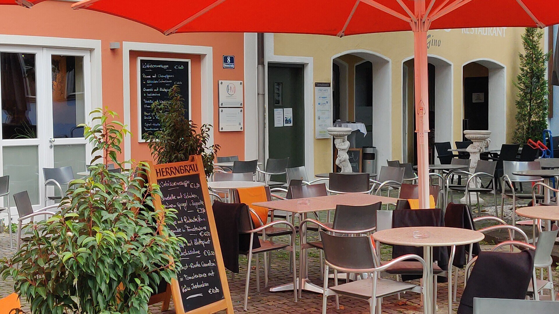 Hauseingangstür s. Bildmitte Hauseingangstür Donaustr. 8 in 85049 Ingolstadt