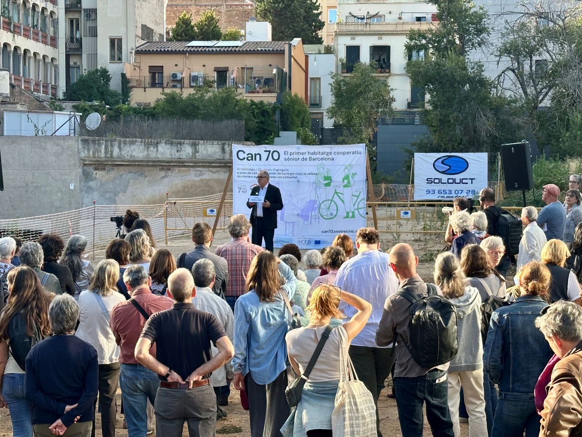 Colocación de la primera piedra del proyecto cooperativo sénior Can70 en Sarrià