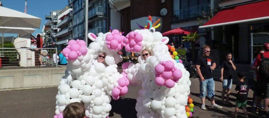 Ein Walking Akt aus Ballonfiguren wird nicht so schnell vergessen Lebensgroße Ballonfiguren individuell hergestellt