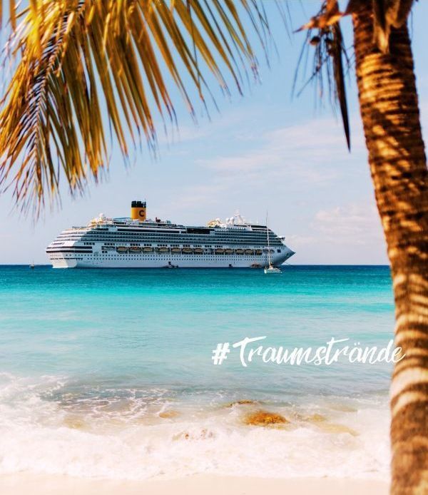 Saona AIDA + MEIN SCHIFF Großes Kreuzfahrtschiff vor einem Strand