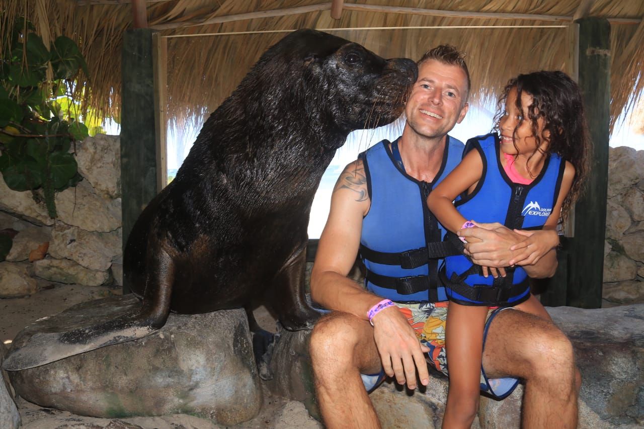 Vater und Tochter mit einem Seelöwen