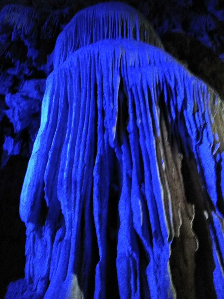 Blau beleuchtete Höhlenwand