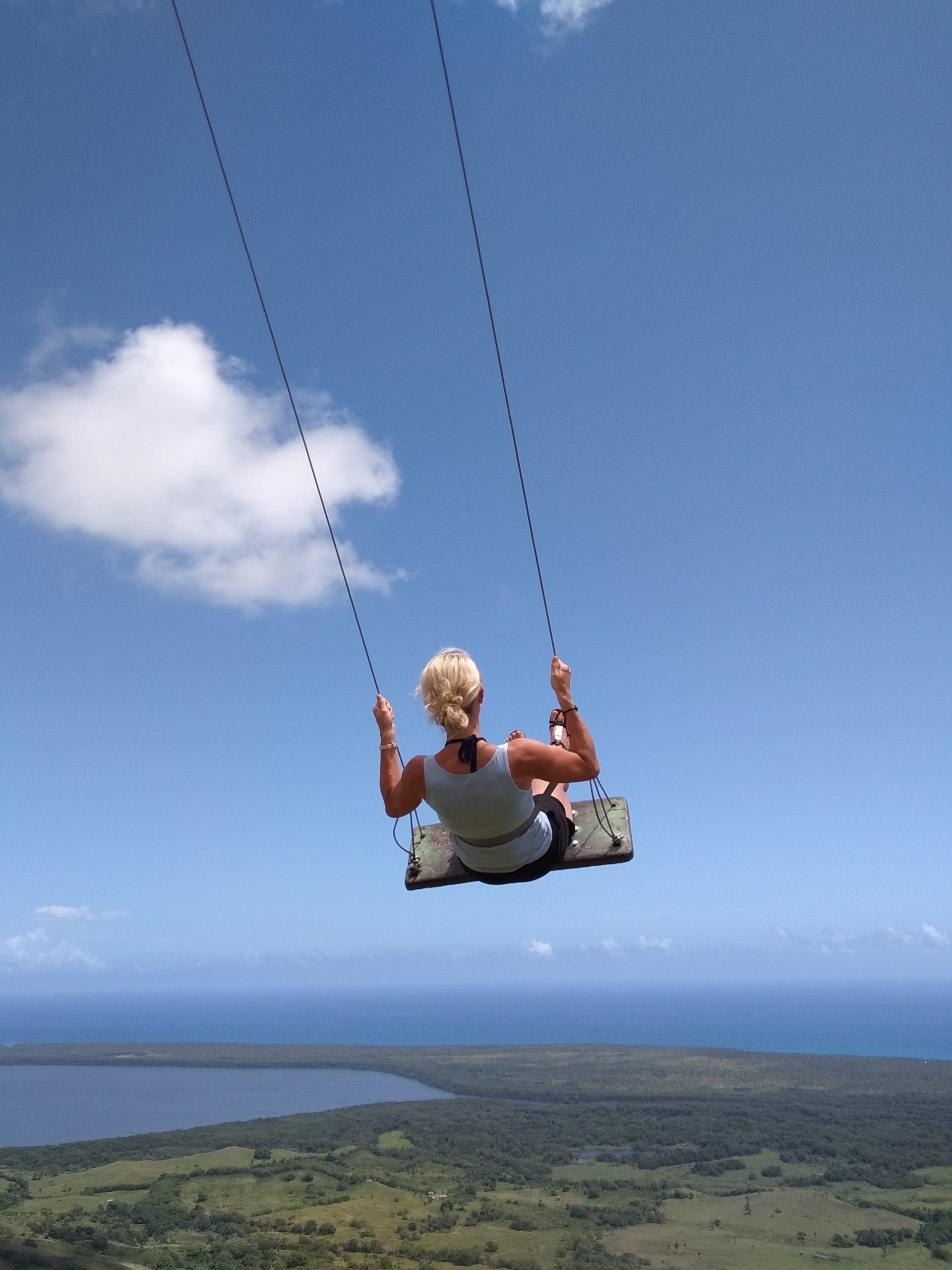 Schaukeln mit Aussicht Frau beim Schau