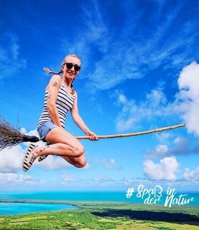 Montana Redonda Ausflug Frau auf einem Hexenbesen