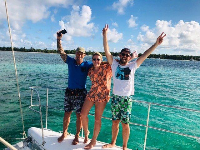 Jungs feiern auf einem Boot