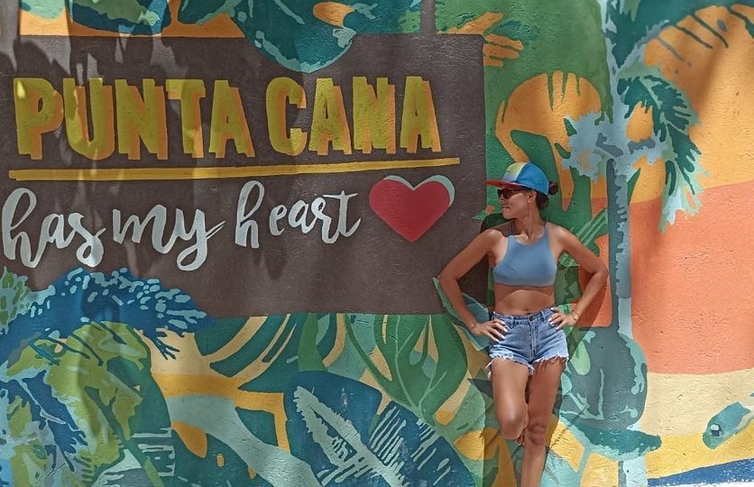 Punta Cana Tour Frau lehnt an einer Wand mit Punta Cana Bild