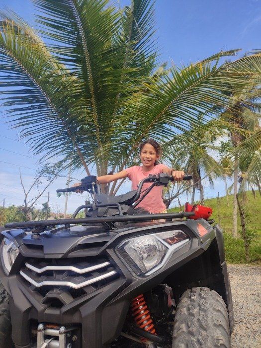 Kind auf einem Quad