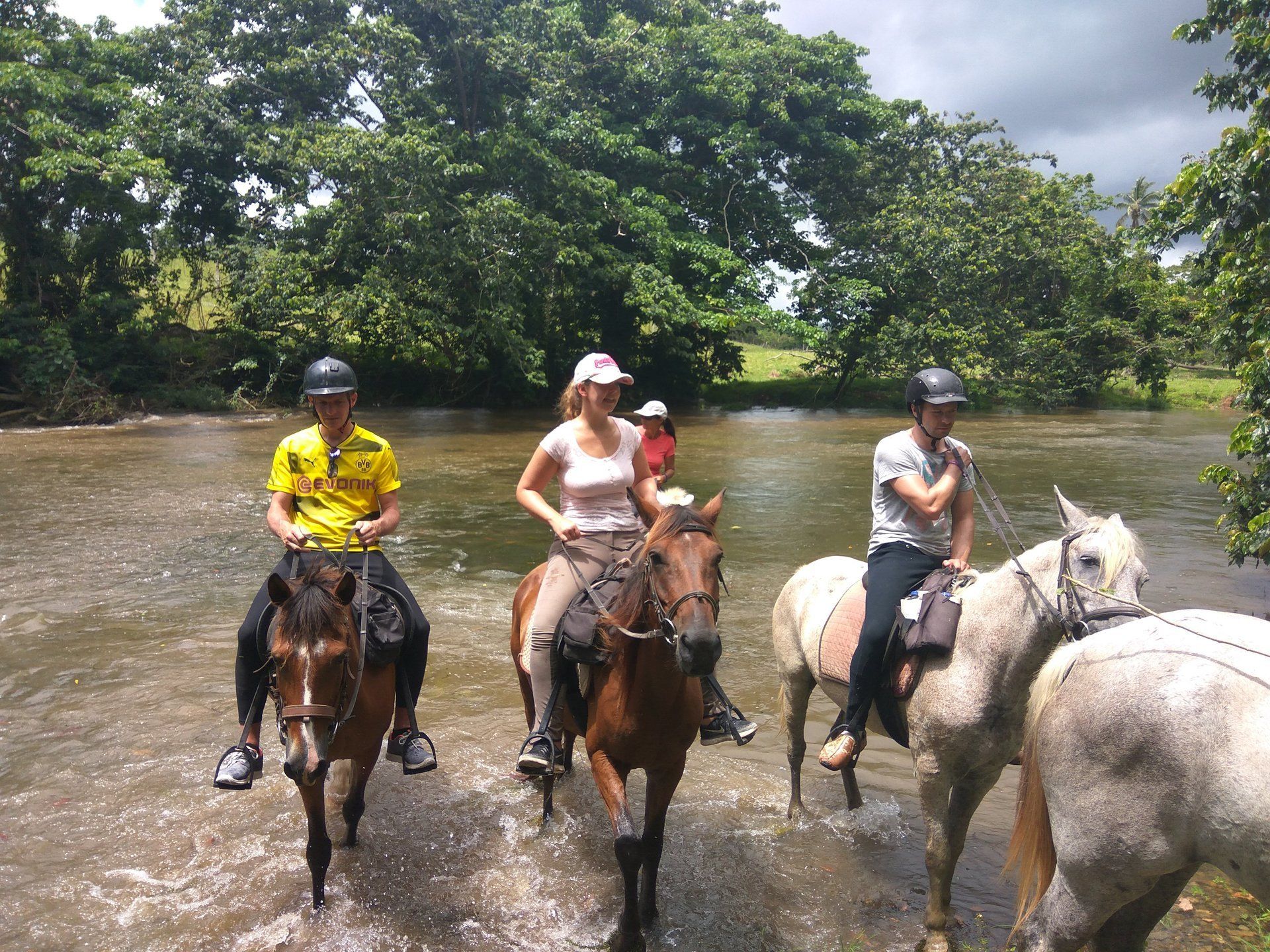 Reiten Berge Eine Gruppe Reiter durchqueren einen Fluß